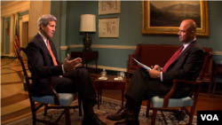 10月10日，美國國務卿克里(左）接受美國之音專訪