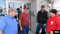 凱里•伍達德（左）和克里斯•莫雷爾斯（右）等幾位美國鋁業公司（Alcoa）的工人在華盛頓州東韋納奇的工會會所敘舊。