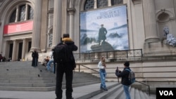 У входа в музей Метрополитен в эти дни. Фото Олега Сулькина.