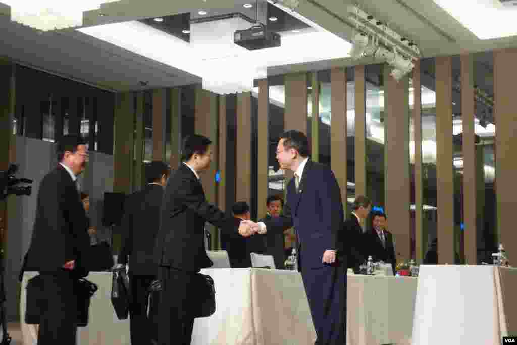 陆委会主委王郁琦欢迎到访的国台办官员 (美国之音张佩芝拍摄)