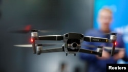 资料照：2019年拉斯维加斯消费电子展上的一架大疆“御”Mavic 2 Zoom无人机。(2019年1月9日)