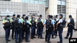 香港警方2024年5月30日在对泛民主派人士作出宣判的香港法院周围戒备。（路透社）