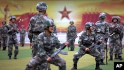 在北京郊外的裝甲兵工程學院的學員在當地及外國媒體面前操練和表演。(2014年7月22日)