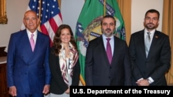 2025年9月18日，美国叙利亚问题特使汤姆·巴拉克(左一)等官员会见叙利亚外交部长阿萨德·沙伊巴尼(右二)。