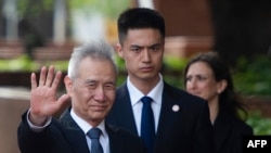 中國副總理劉鶴抵達美國貿易代表辦公室，準備與美國貿易代表萊特希澤和美國財政部長姆努欽舉行會談。（2019年5月9日） 