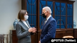 美国总统拜登在推特上发表的他在白宫会晤白俄罗斯反对派领袖齐哈努斯卡娅的照片。(2021年7月28日)