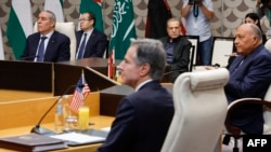 2023年11月4日，在約旦首都安曼，美國國務卿安東尼·布林肯(中)參加了與阿拉伯外交部長的會議，會議討論了以色列和巴勒斯坦伊斯蘭組織哈馬斯之間持續不斷的衝突。 (法新社）