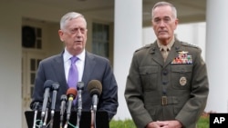 美国国防部长马蒂斯在白宫外面就朝核危机升级对媒体记者发表谈话，参谋长联席会议主席邓福德在旁边(2017年9月3日)