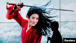 北京一家電影院裡的迪士尼影片花木蘭的廣告牌。（2020年9月11日）