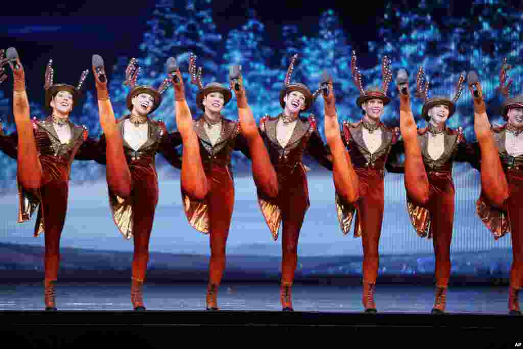 火箭女郎舞蹈团在美国远近驰名，历史悠久，从1932年至今，她们都在纽约无线电城音乐厅表演。每年圣诞节前后，无线电音乐厅会推出应景的圣诞节舞台表演节目，吸引来自全球慕名而来的观众前往欣赏。