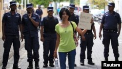 馬爾代夫總統候選人穆罕默德.納希德的一名支持者10月19日在一場抗議中舉著一張標語牌.