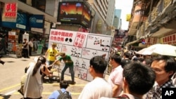 人权团体在香港闹市区示范中国当局酷刑招数