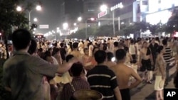 現場目擊者提供 成都市民上街抗議停電，阻斷了交通