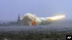 中国海军的一艘驱逐舰在南中国海演习时发射一枚导弹(资料照片)