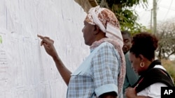 肯尼亚选民在投票站外查看选民名单 (2017年8月7日)