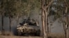 以色列一輛坦克車在以色列和加薩邊境地區行進。 (2024年6月29日)