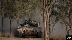 以色列一輛坦克車在以色列和加薩邊境地區行進。 (2024年6月29日)