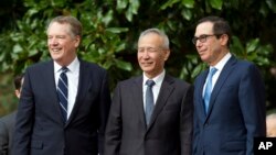 美国贸易代表莱特希泽（左），中国副总理刘鹤（中），美国财政部长姆努钦（右)合影。(2019年10月10日)