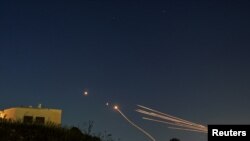 2024年4月12日，從以色列北部看到以色列的鐵穹反導系統攔截了真主黨從黎巴嫩向以色列發射的火箭。 （路透社照片）