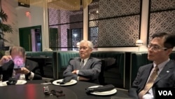 台灣在野黨中國國民黨副主席夏立言(中）、國際部主任黃介正(左)及駐美代表秦日新就美國總統大選後與美國政學界交流情形對華文媒體進行簡報。 (2024年11月14日，美國之音鍬辰芳拍攝)