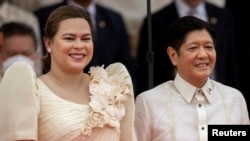 菲律賓副總統薩拉·杜特爾特（Sara Duterte）和總統費迪南德·馬科斯（Ferdinand Marcos Jr.）在就職典禮上。 （資料照，2022年6月30日）
