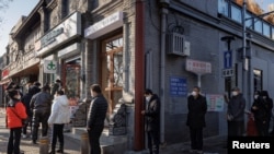 人們在北京一家藥店外排長隊購物。(2022年12月8日)