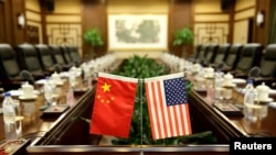 美国农业部长桑尼·珀杜和中国农业部长韩长赋2017年6月30日在中国农业部开会前的会议室(路透社资料照)