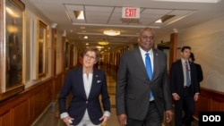 德国防长安娜格蕾特·克兰普-卡伦鲍尔（Annegret Kramp-Karrenbauer）2021年6月30日在五角大楼会见美国防长奥斯汀（美国国防部照片）