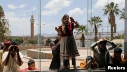 沙特阿拉伯將釋放的也門人的親屬在薩那機場等候。（2023年4月17日）