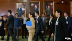 香港特首林鄭月娥出席立法會答問大會，步入會議廳前有多名民主派議員向她抗議，要求她下台。(美國之音湯惠芸拍攝)