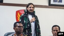 遭印尼巴布亞地區叛軍綁架的新西蘭機師菲利普·梅爾滕斯獲釋，儘管面貌變得憔悴，但身心狀況良好。 (法新社：2024年9月21日)