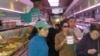 紐約曼哈頓華埠一家食品店內的顧客（美國之音威廉姆斯拍攝）
