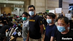 香港親民主派立法會議員林卓廷（左二）和許智峰（左一）獲保釋後對媒體講話。（2020年8月27日）