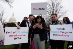 2024年3月13日，在美國眾議院通過了有關TikTok的法案後，TikTok的粉絲在國會山莊前集會。（美聯社）