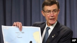 負責協調國際搜尋行動的澳大利亞團隊主管、退役空軍上將安格斯•休斯頓