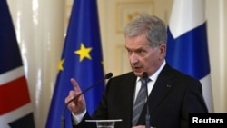 芬蘭總統尼尼斯托和英國首相約翰遜在赫爾辛基簽署了英芬深化防務和安全合作的聲明後舉行記者會。（2022 年 5 月 11 日）