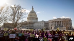 美國聯邦政府僱員中的工會成員2019年1月10號在國會前抗議政府關閉。