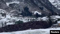 ດິນທີ່ເຈື່ອນລົງມາຖົມບໍລິເວນສ່ວນນຶ່ງຂອງຄຸ້ມບ້ານລຽງສຸຍ ໃນເມືອງສາວຕົງ ແຂວງຢູນໜານຂອງຈີນ, ໃນພາບທີ່ນຳອອກມາຈາກວີດີໂອຂອງສື່ສັງຄົມທີ່ໄດ້ຖືກເຜີຍແຜ່ເມື່ອວັນທີ 22 ມັງກອນ 2024.