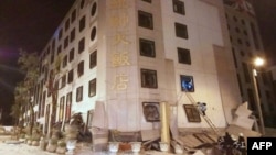 台灣花蓮市遭6.0級地震襲擊，公園路統帥大飯店一樓坍塌，台灣救援人員展開搜救。（2018年2月6日）