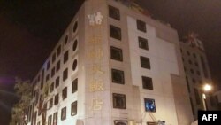 资料照：台湾花莲市遭6.4级地震袭击，公园路统帅饭店一楼坍塌,台湾救援人员展开搜救。 (2018年2月6日)