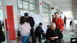 有長者坐輪椅到投票站投票