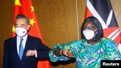 中国外交部长王毅与肯尼亚外长奥马莫共同出席在肯尼亚首都蒙巴萨举行的记者会。（2022年1月6日）