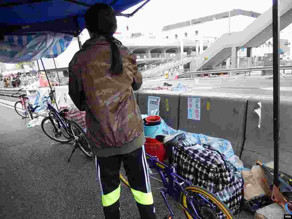 16歲的金鐘佔領區義工、中學五年級學生Christina表示，會留守到警方清場，不怕被警察拘捕