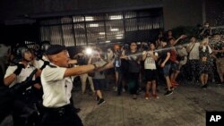 香港成千上萬的市民星期天（6月9日）走上街頭，表示反對政府允許將犯罪嫌疑人引渡至大陸的計劃。圖為警民對恃。