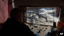 Рабочий контролирует добычу ильменита на открытом руднике в Кировоградской области Украины, февраль 2025 года