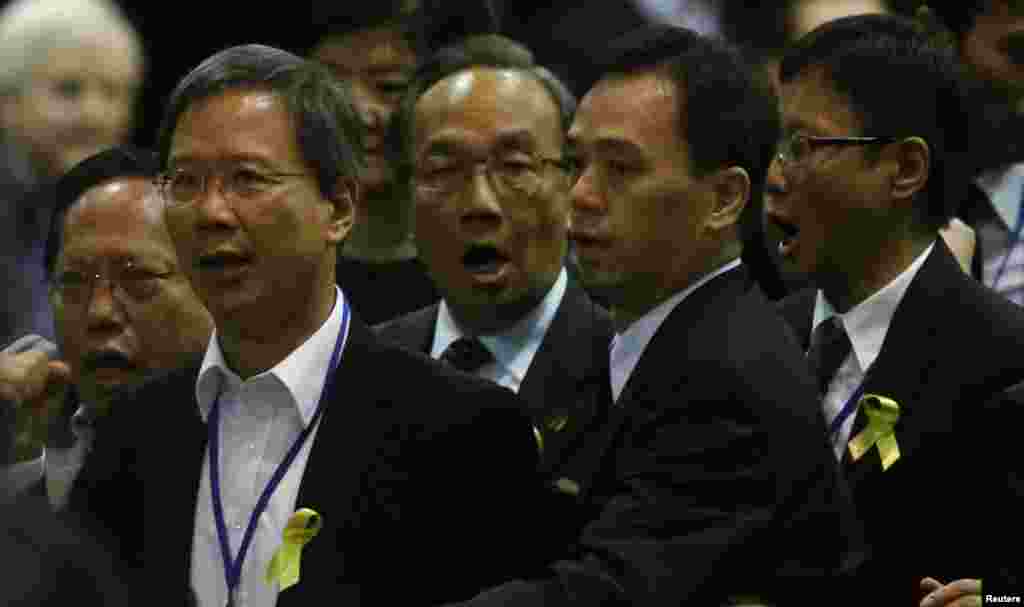 抗议李飞新闻发布会的民主派的议员（左起）何俊仁、郭家麒、梁家杰和陈启泰