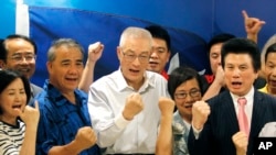 台灣前副總統吳敦義（中）及其支持者在吳敦義當選國民黨主席後（2017年5月20日資料照）