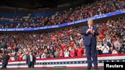 美国总统特朗普在俄克拉荷马州塔尔萨首次参加连任竞选