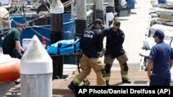 一名遇难者尸体被打捞上岸