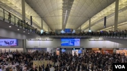 香港航空界2019年7月26日在香港機場舉行反送中集會並抗議元朗暴行。 （美國之音譚嘉琪拍攝）